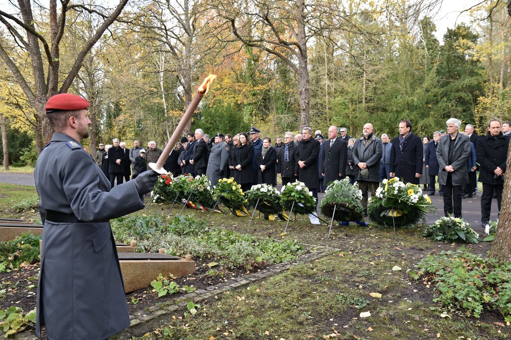 Der Gedenkzug endete am Grab mit den Kriegstoten aus dem ehemaligen Lazarettfriedhof Margarethenhof/Herrenkrug.
