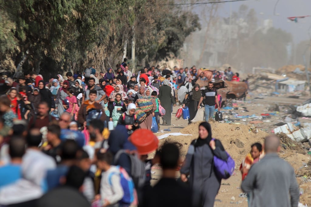 Palästinenserinnen und Palästinenser laufen von der Stadt Gaza Richtung Süden, um sich dort vor israelischen Angriffen in Sicherheit zu bringen.