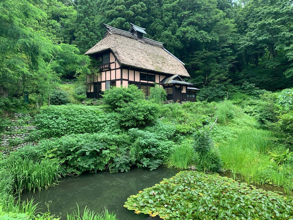 Das Wohnhaus des deutschen Architekten Karl Bengs in den Bergen der Präfektur Niigata. Es handelt sich um ein von ihm renoviertes „Kominka“, ein mit alter japanischer Baukunst errichtetes jahrhundertealtes Landhaus.