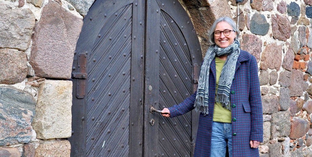 Annegret Doms an der Kirche in Klein Schwechten im Landkreis Stendal.