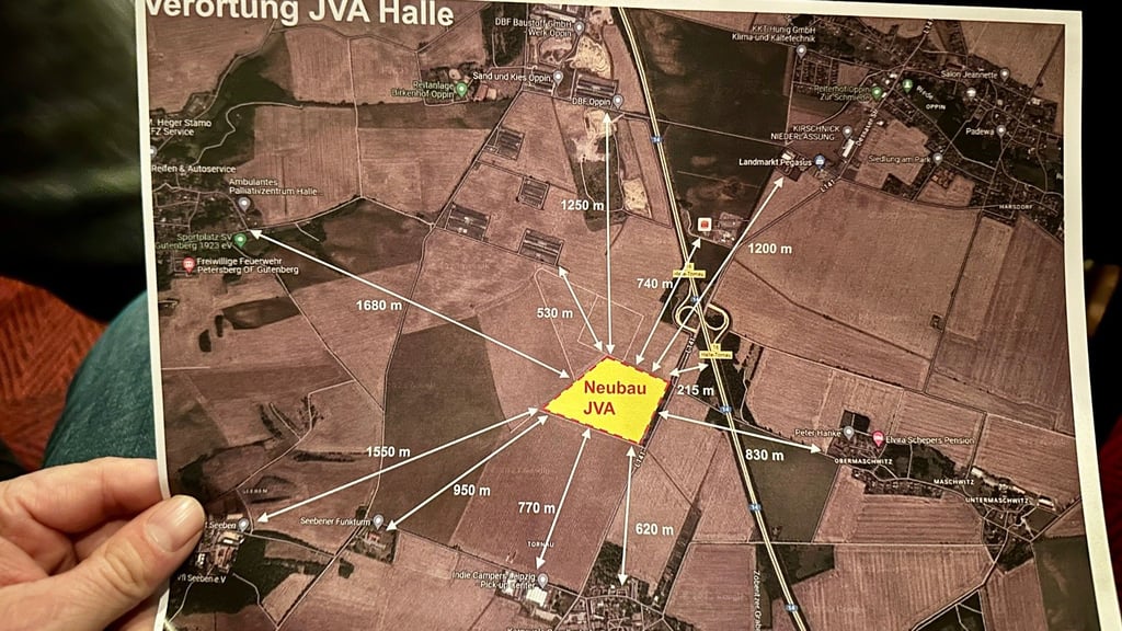 Eine Karte, die beim "Bürgerdialog" in Halle-Tornau gezeigt wurde, verdeutlicht die Lage des neuen Gefängnisses und den Abstand zu Wohngebieten. 