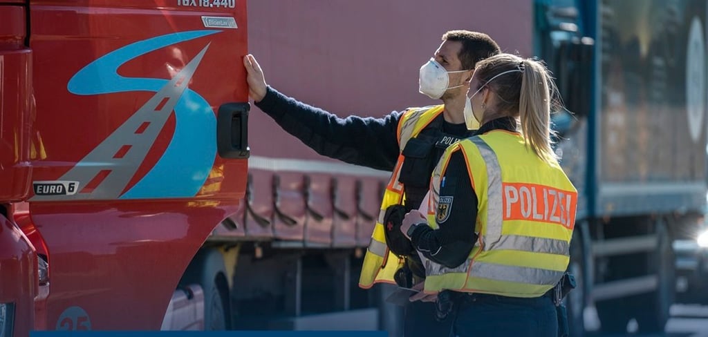Die Bundespolizei kontrolliert einen Lkw wegen einer illegalen Schleusung.