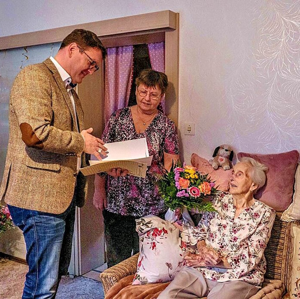 Zu den Gratulanten zum 100. Geburtstag gehörte Oberbürgermeister Torsten Zugehör, hier mit Jubilarin Else Kunze und deren Schwiegertochter Inge Kunze.