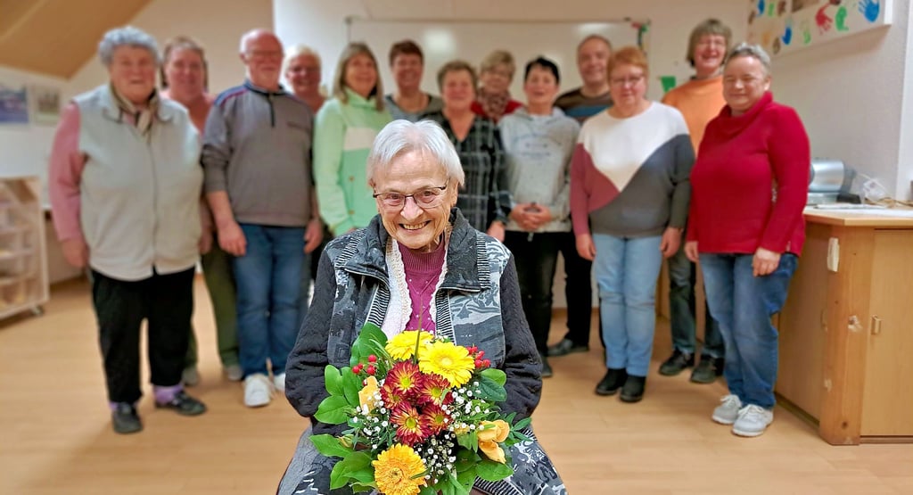 Mit einem Blumenstrauß und einem Ständchen haben die Mitglieder des Feuerwehrchors aus Sandersleben ihre Leiterin Ursula Töffels offiziell verabschiedet. Mit 87 Jahren gibt sie die Leitung an ihre Tochter ab, dem Chor will sie als Sängerin aber treu bleiben.