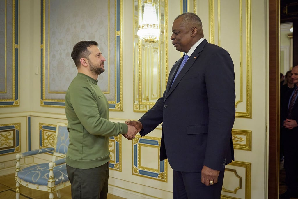 Der ukrainische Präsident Wolodymyr Selenskyj begrüßt den US-Verteidigungsminister Lloyd Austin.
