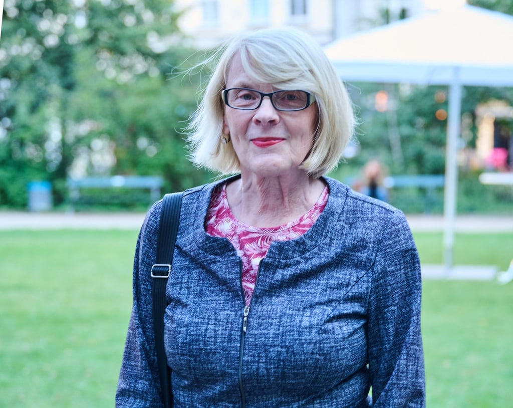Regula Venske, damalige Präsidentin des deutschen Ablegers des Autorenverbandes Pen, steht im Garten der St.-Elisabeth-Kirche.