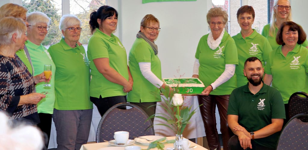 Zum Jubiläum hatten die Mitglieder des Heimatvereins eine extragroße Torte gebacken.