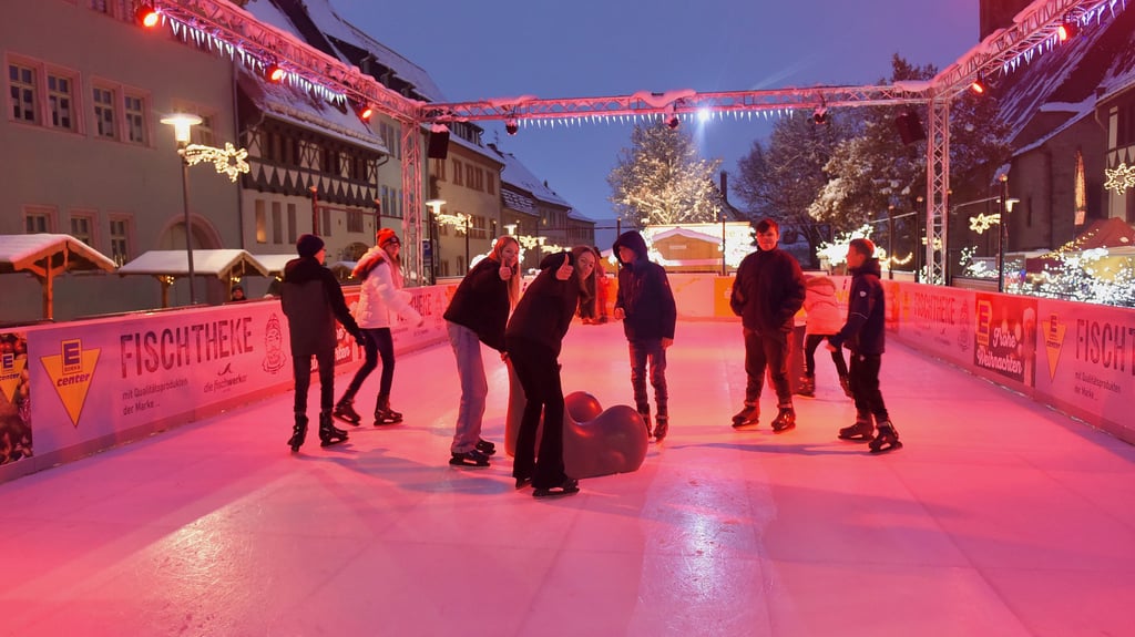 Wie auch im vergangenen Jahr wird es auf dem Sangerhäuser Weihnachtsmarkt 2025 eine Eislaufbahn geben.