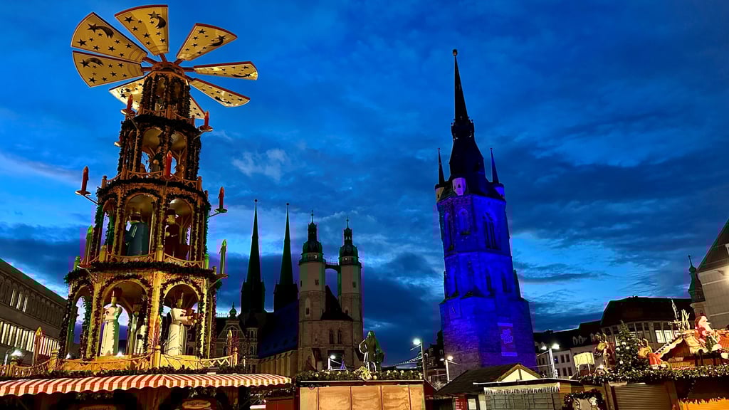 Für die Stärkung der Kinderrechte: Der Rote Turm auf dem Markt in Halle strahlte am Montag blau.