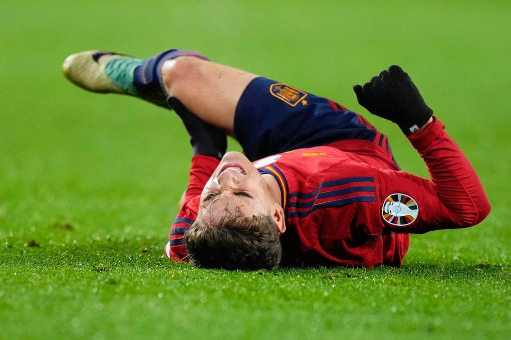 Spaniens Gavi hat sich am Knie verletzt.