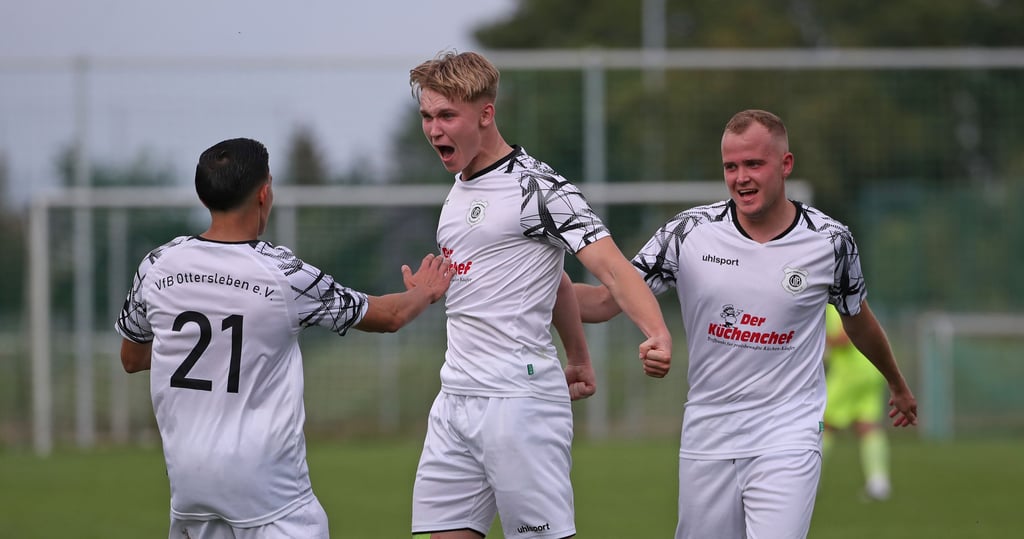 Freuten sich über den Sieg: die VfB-Spieler um Anton Fink (Mitte).