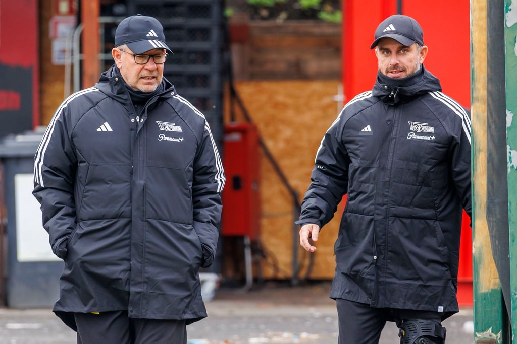 Trainer Urs Fischer (l) und Co-Trainer Sebastian Bönig von Union Berlin betreten den Trainingsplatz.