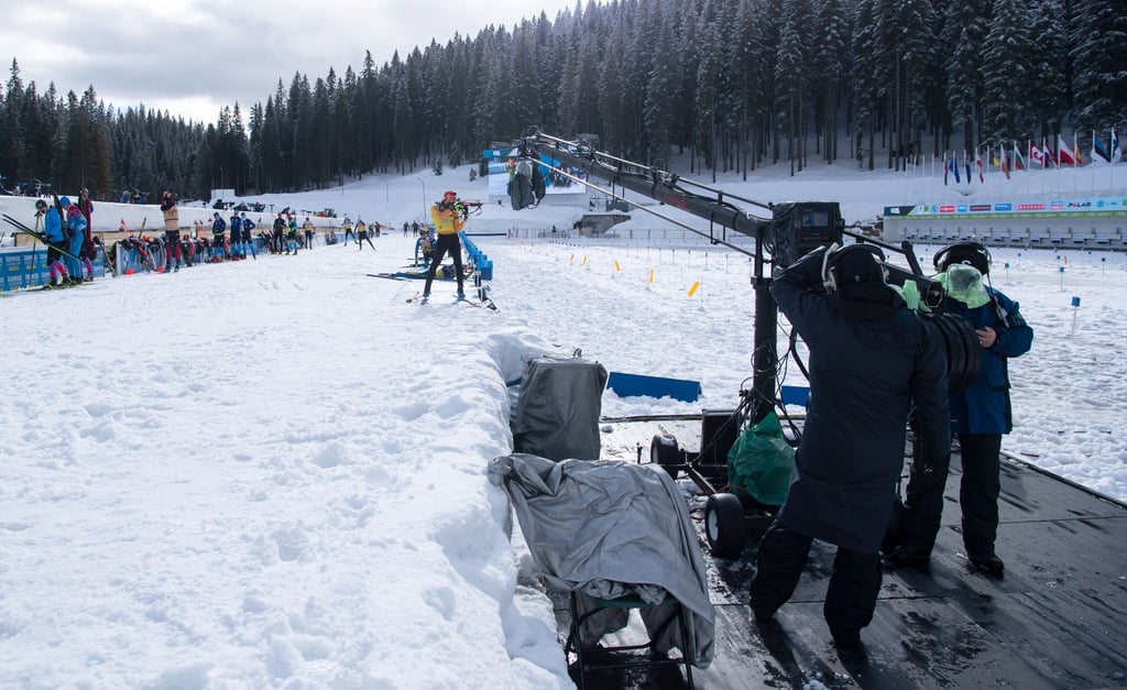 Biathlon wird von einem Kameramann gefilmt.