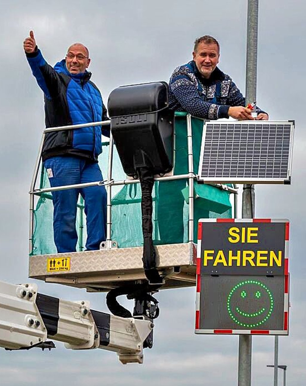 Ortsbürgermeister Imre Starke (l.) war am Samstagmorgen beim Anbringen dabei.