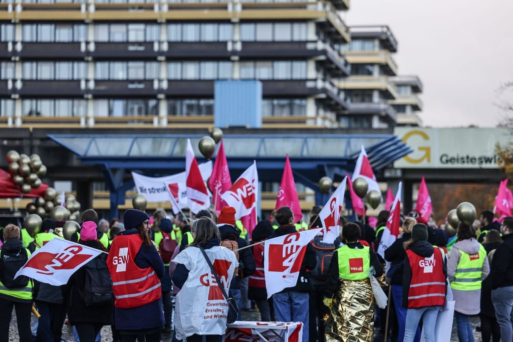 Mitarbeiter der Ruhr-Universität Bochum versammeln sich zu einem Warnstreik auf dem Campus.