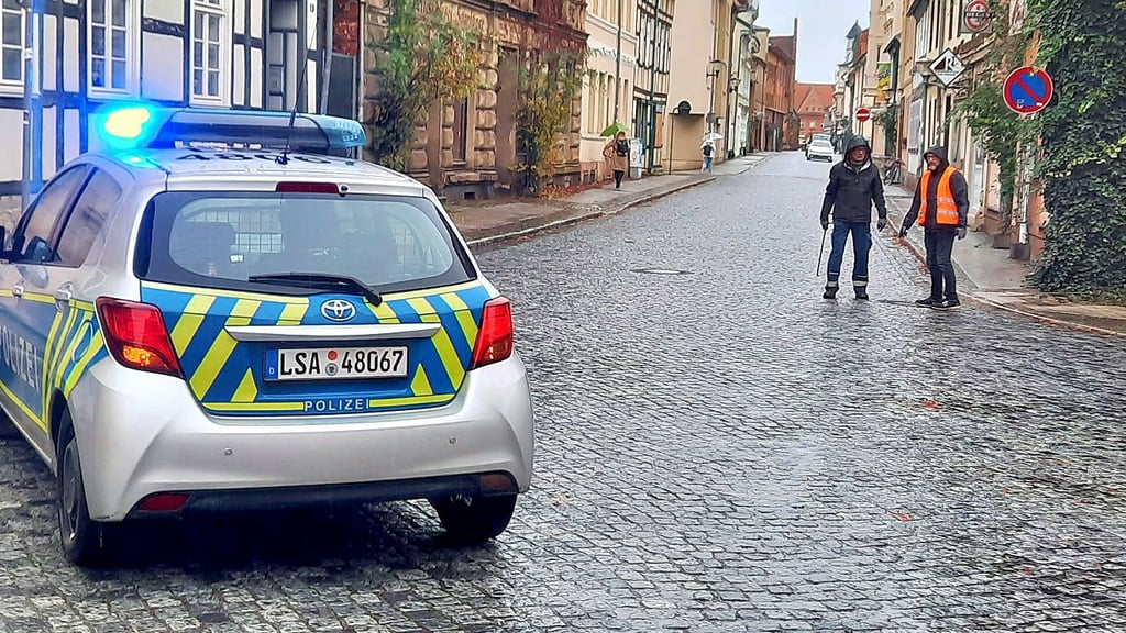 Auf der Suche nach der Ursache der abgesackten Straße kontrollieren Mitarbeiter der Stadtwerke Stendal die Kanalisation.
