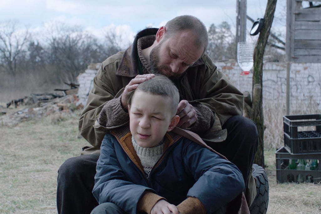 Mykhailo Korzhanivskyi und Yaroslav Bezkorovainyi in einer Szene aus Folge 3 von „Those Who Stayed“: „Obdachlos“.