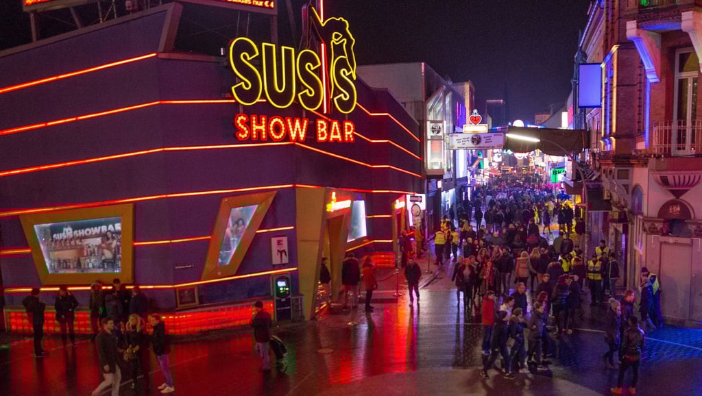 Der Schriftzug verrät das Programm: In „Susis Show Bar“ auf der Ecke von Reeperbahn und Großer Freiheit gibt's Tabledance.