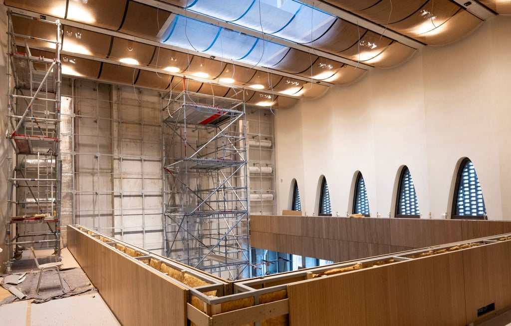 Ein Baugerüst steht im Sakralraum auf der Baustelle.