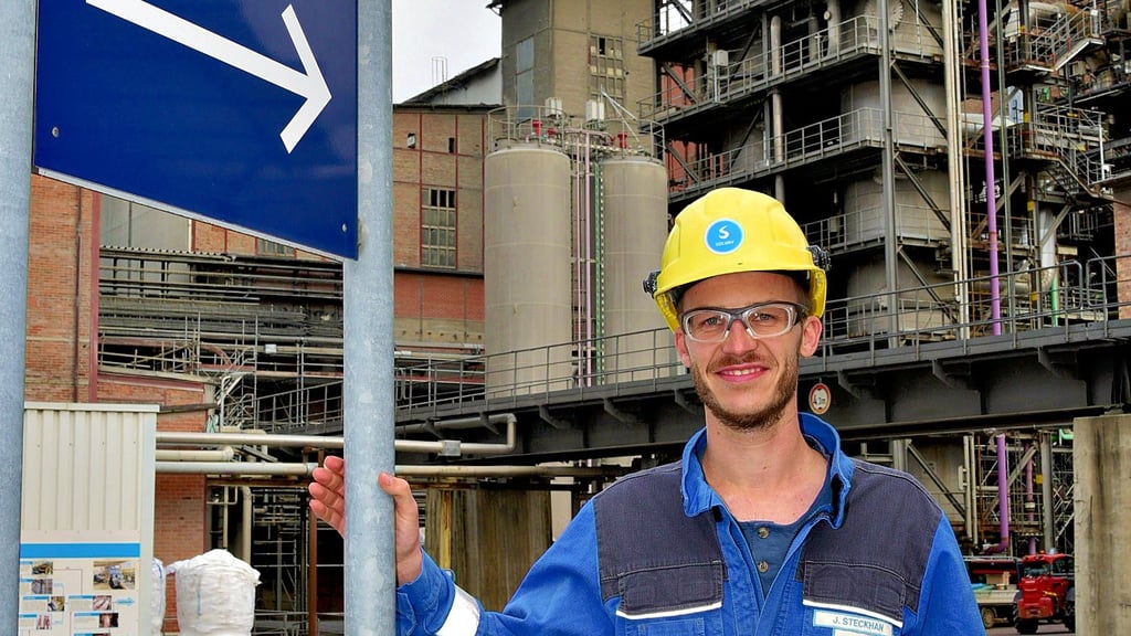 Julian Ramon Steckhan arbeitet als Chemikant im Bernburger Solvay-Werk. Er war in seinem Beruf der beste Auszubildende im Kammerbezirk der IHK Halle-Dessau.