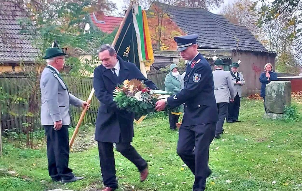 Rottmerslebens Ortsbürgermeister Dominik Weitz und Thomas Brzezinski, Leiter der Ortsfeuerwehr, legten gemeinsam einen Kranz nieder.