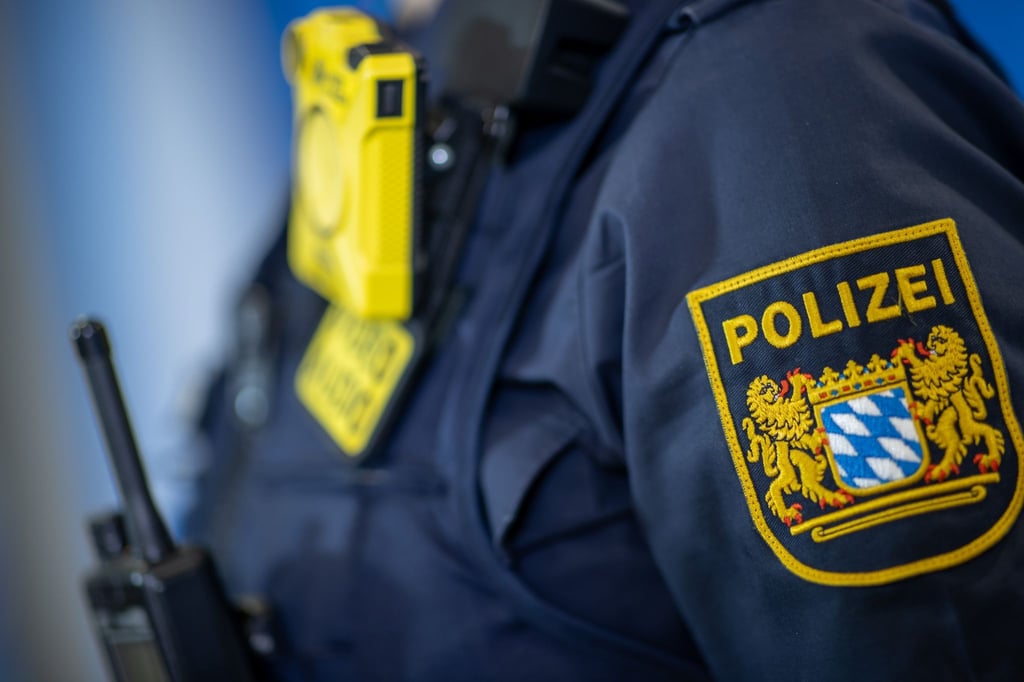 Eine Polizistin trägt ein Abzeichen der bayerischen Polizei.