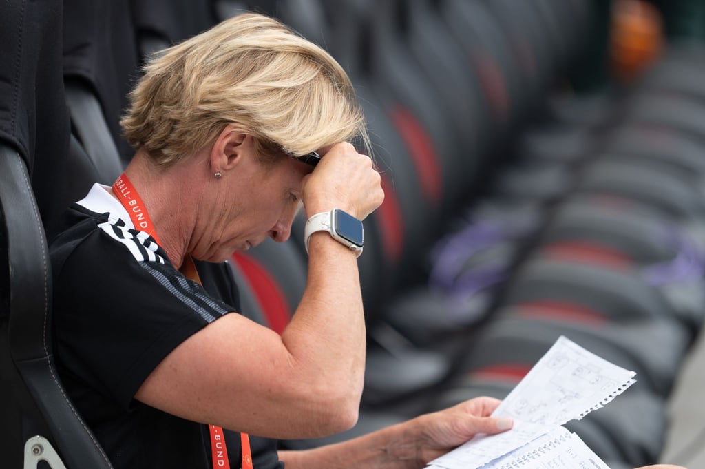 Ex-Bundestrainerin Martina Voss-Tecklenburg hat erstmals über ihre psychischen Probleme nach dem WM-Aus der deutschen Fußballerinnen gesprochen.