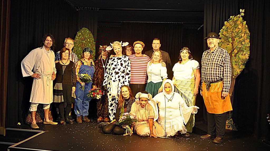 Die Premiere des Märchens „Hans im Glück“, gespielt vom Amateurtheater, sorgte für eine volle Foyerbühne im Kulturhaus Wolfen.