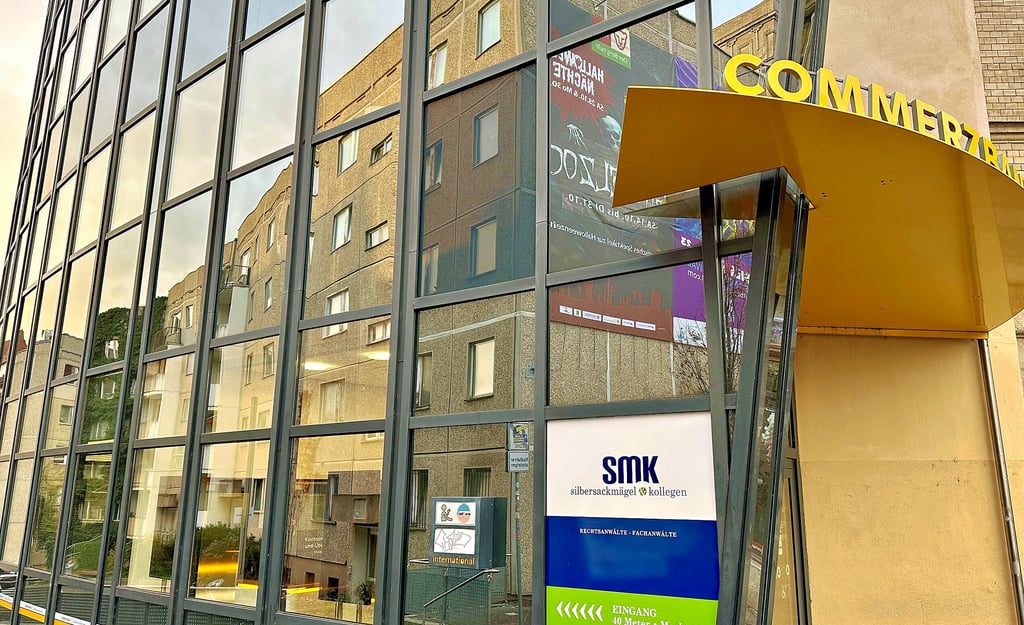 Die Plattenbauten von Schülershof spiegeln sich in der gläseren Fassade der Commerzbank am Markt.