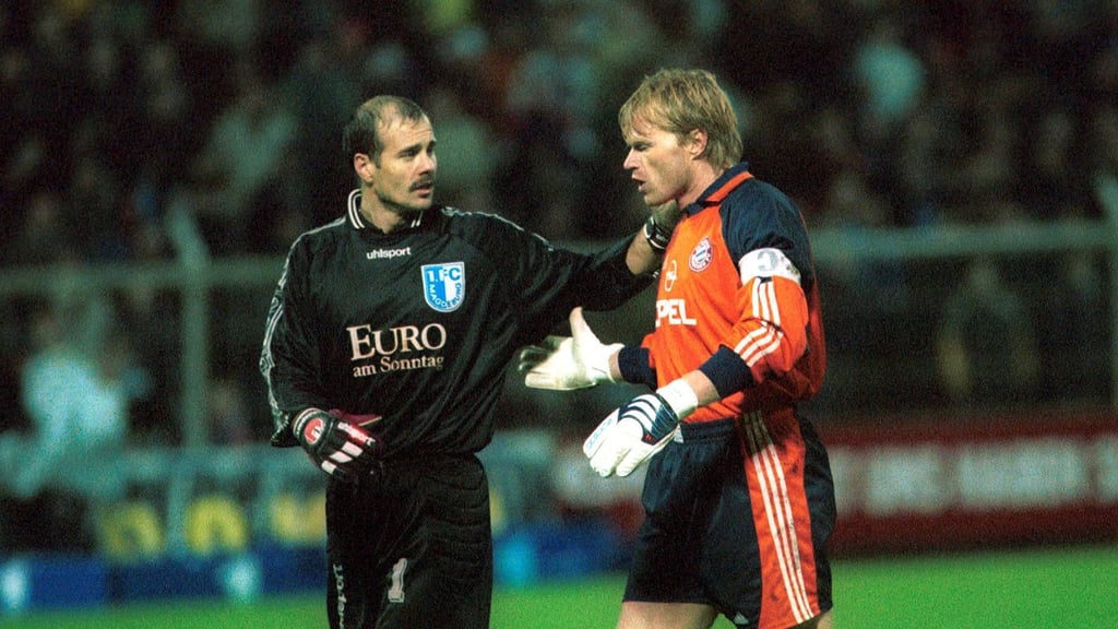 Viel Häme für den FC Bayern München nach der Niederlage im DFB-Pokal 2000 beim 1. FC Magdeburg.