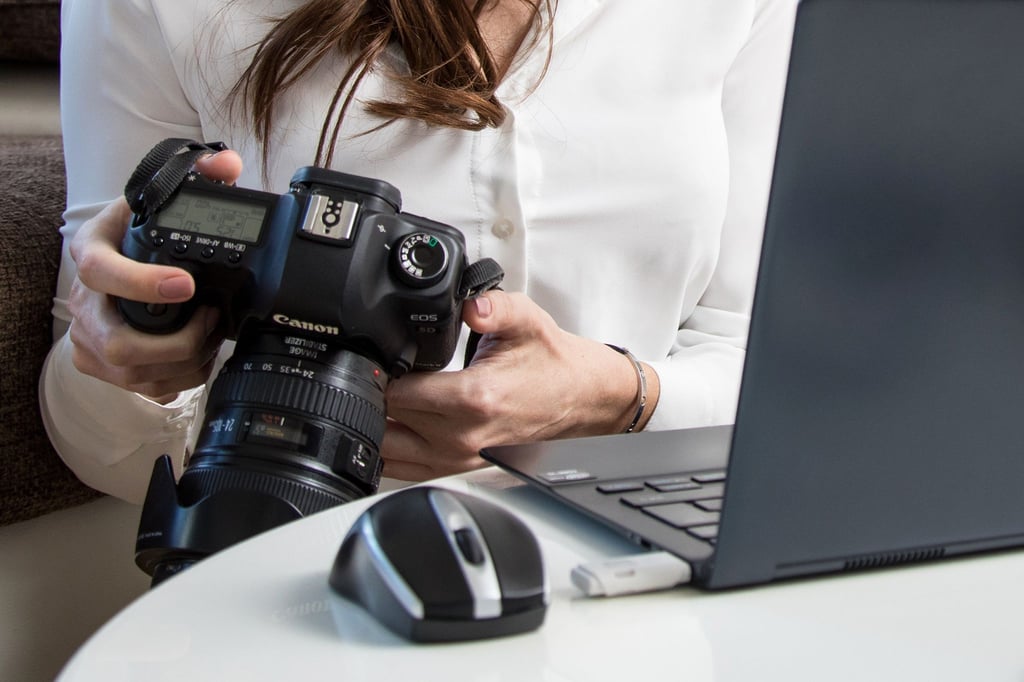 Bildbearbeitung am Laptop: Hier können kleinere Mängel wie falsche Belichtung, Farbstich oder eine glänzende Stirn noch nachträglich verändert werden.