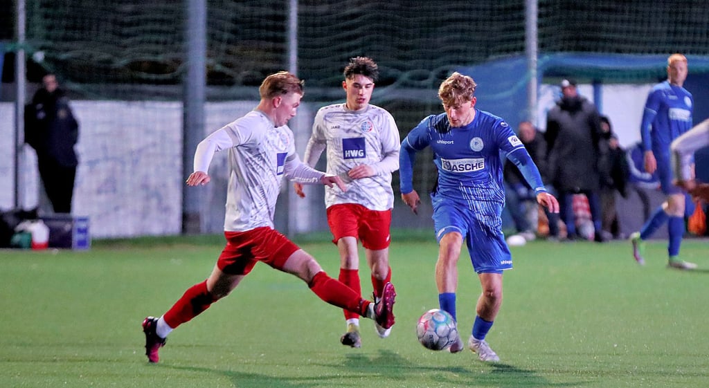 Justin Kauka (am Ball/gegen Robert Pessel und Marvin Schade/M.) schnupperte mit der Fortuna am Viertelfinale im Landespokal.