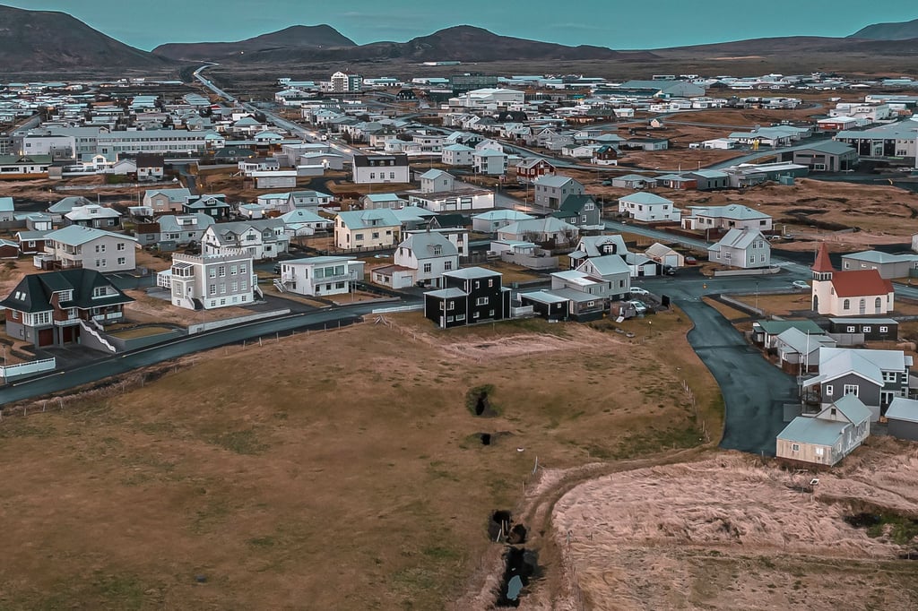 Die Stadt Grindavik. Der Wetterdienst in Island hält einen Ausbruch von flüssigem Gestein aus dem seit Wochen aktiven Magma-Tunnel im Südwesten des Landes in den kommenden Tage für wahrscheinlich.