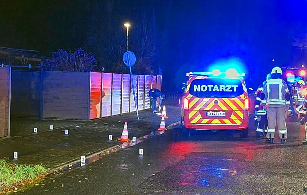 Kräfte der Feuerwehr und des Rettungsdienstes sind an der Unfallstelle in einem Delmenhorster Wohnviertel im Einsatz.