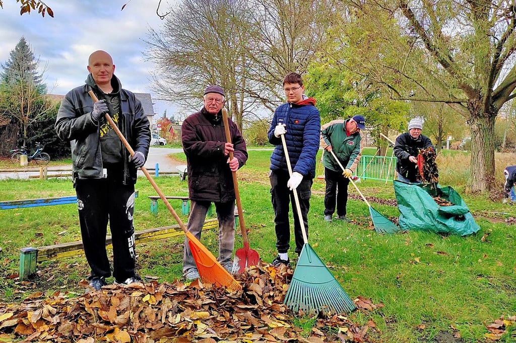 Viele fleißige Hände machen der Arbgeit bald ein Ende: Mehr als 20 Freiwillig halfen am Samstag, Großkühnaus Mitte in Schuss zu bringen.