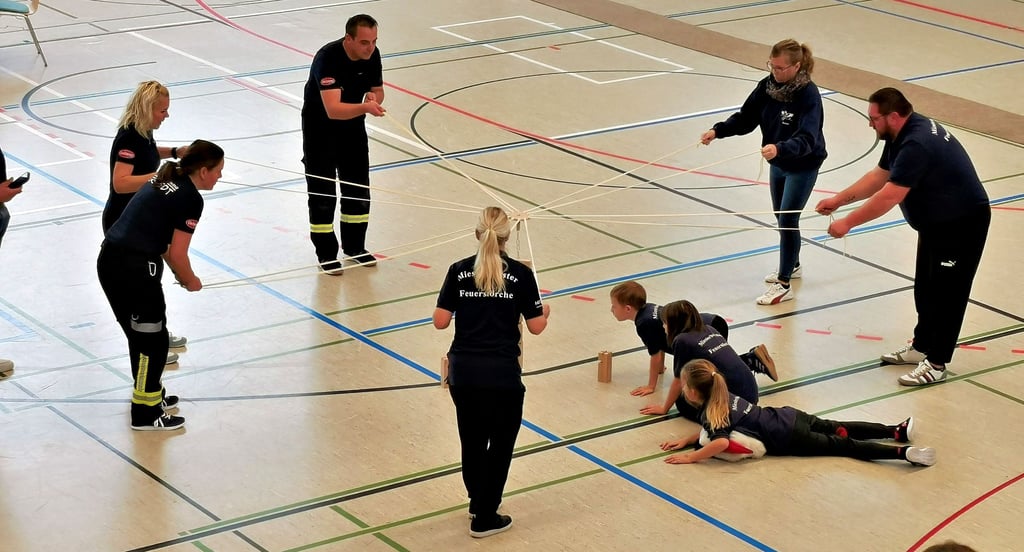 Die Betreuer versuchten sich nach den Kindern einmal selbst am Fröbelturm, der Teamarbeit und Fingerspitzengefühl verlangte.