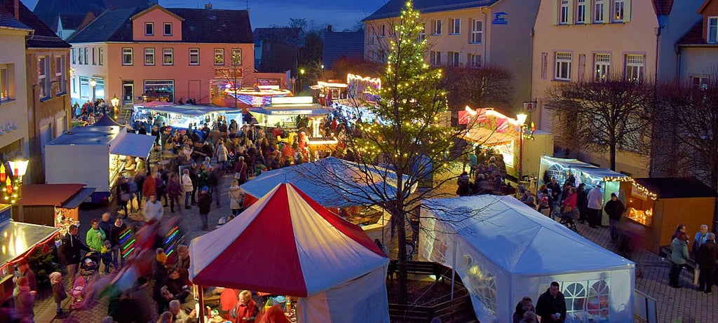 Am ersten Adventswochenende lockt der Weihnachtsmarkt vor dem Salzlandmuseum nach Bad Salzelmen.