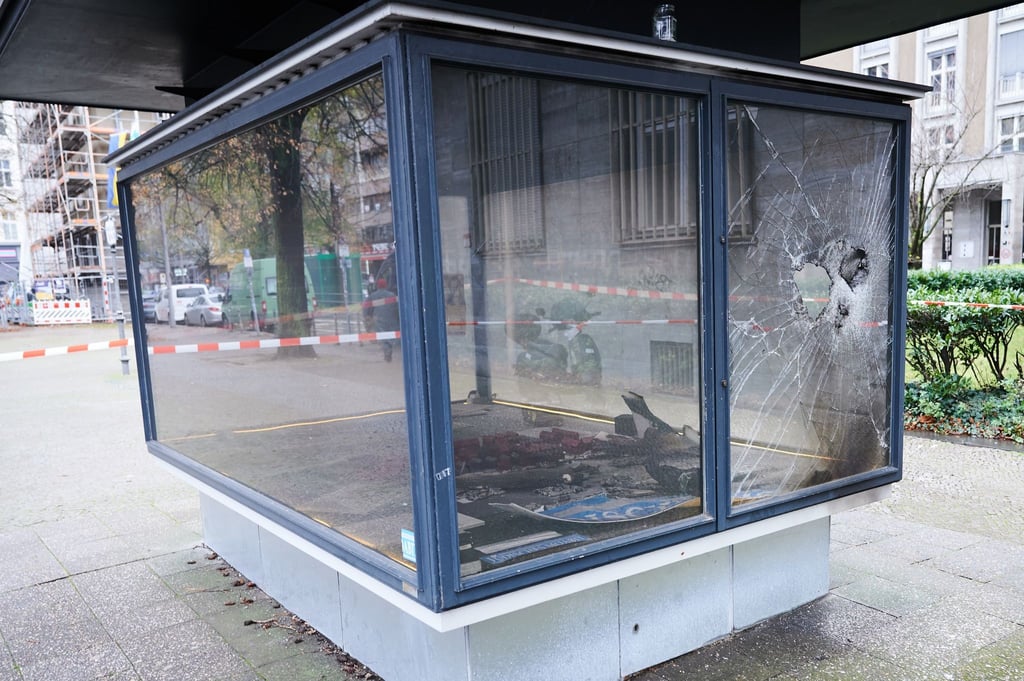 Ein Loch ist in der zersplitterten Glasscheibe eines Schaukastens vor dem Rathaus Tiergarten in Berlin zu sehen.
