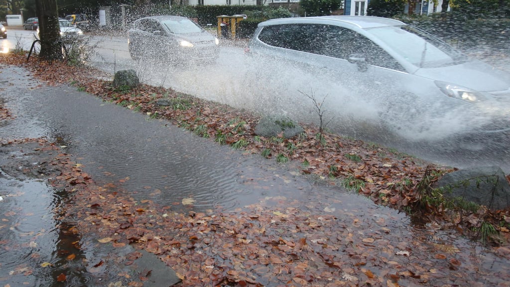 Der Deutsche Wetterdienst warnt am Montag vor ausgiebigen Regenfällen in Sachsen-Anhalt.