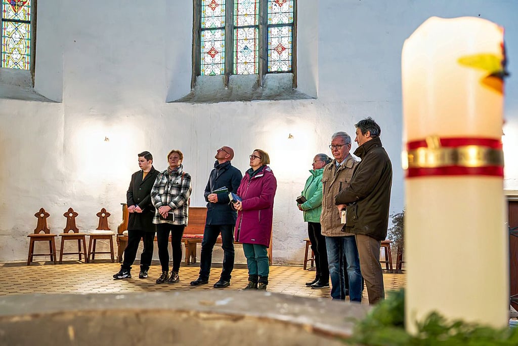 Vertreter der unteren Denkmalschutzbehörde und des Kirchenkreises Naumburg-Zeitz sowie Bürger begleiten die Rückkehr des Kruzifixes.