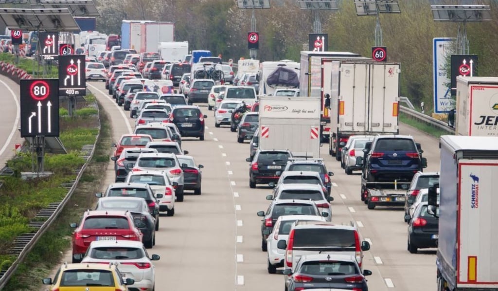 Nach einem Unfall auf der Landstraße L52 mit zwei Fahrzeugen zwischen Lostau und dem Abzweig nach Wadschänke staute es sich bis weit auf die Autobahn A2. Dort kam es zu starken Verkehrseinschränkungen. Symbolbild: