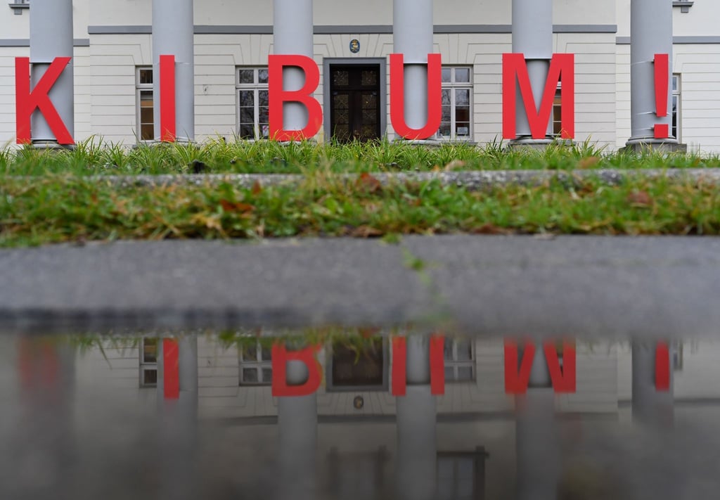 Große rote Buchstaben mit der Aufschrift "KIBUM" (Kinder- und Jugendbuchmesse) vor dem Gebäude der Stadtbibliothek.