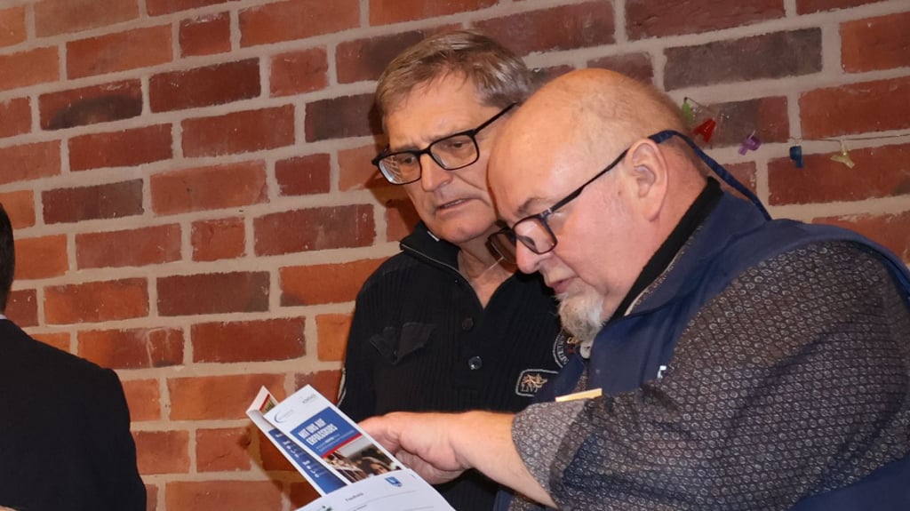 Holger Schaaf (rechts) vom Bildungsverbund Handwerk in der Altmark informiert beim Stammtisch in Sandau über Förderungen für Selbstständige.
