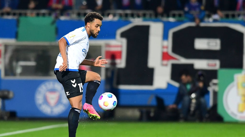 Leon Bell Bell vom 1. FC Magdeburg will sich für einen Platz in Kameruns Afrika-Cup-Kader empfehlen.