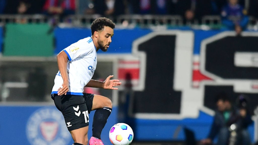 Leon Bell Bell vom 1. FC Magdeburg will sich für einen Platz in Kameruns Afrika-Cup-Kader empfehlen.