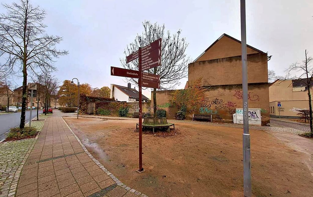 Der kleine Platz zwischen Bahnhofstraße und Langer Straße besitzt zwar Bänke. Doch wirklich attraktiv ist er für die Bürger nicht. Noch 2024 würde ihn die Stadt Haldensleben gerne umgestalten.