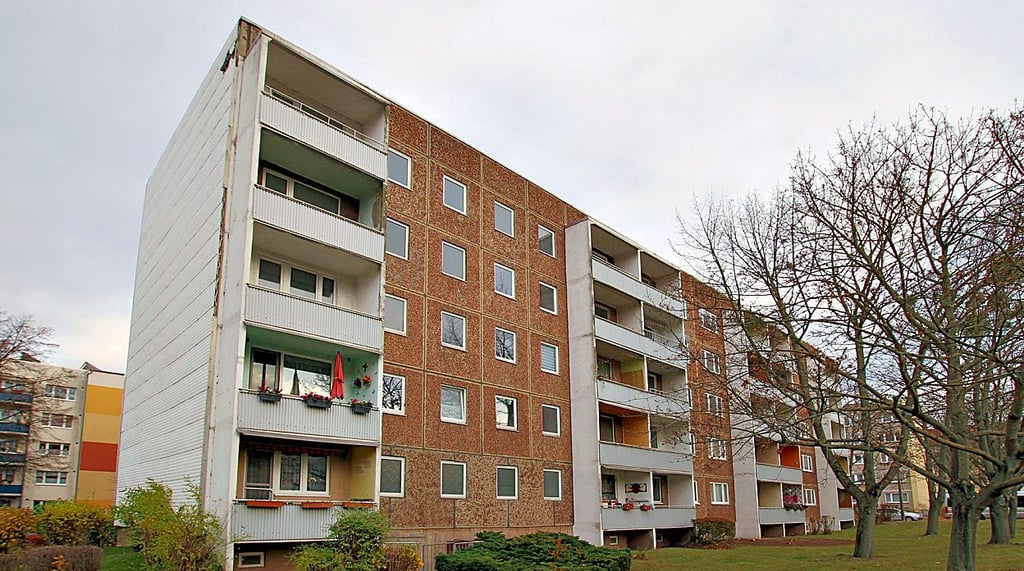 So sah der Plattenbau aus den 1970er Jahren vor der umfassenden Sanierung und Neugestaltung aus.
