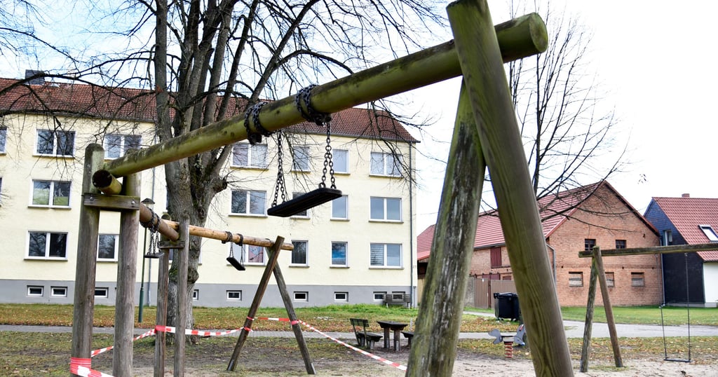 Die Schaukelkombination auf dem Spielplatz in Schwiesau wurde wegen eines morschen Balkens gesperrt. Für die Kinder steht jedoch genau gegenüber eine zweite, intakte, Kombination mit ebenfalls drei Schaukeln.