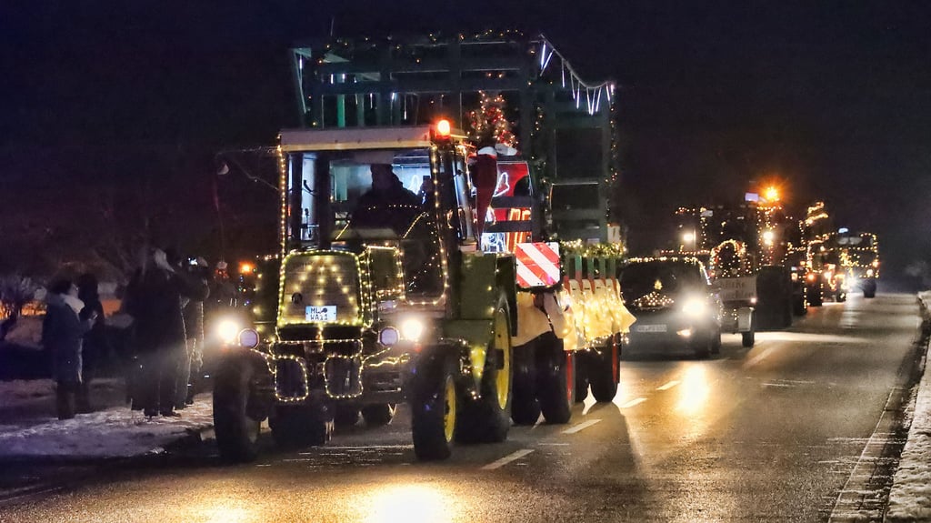 Archivbild - Hunderte Schaulustige säumten die Straßen als sich der festlich beleuchtete Fahrzeugkorso in Helbra in Gang setzte. Über 20 Traktoren mit Hängern, LKW, Quads und PKW fuhren Dezember 2022 mit Lichterketten, Tannenbäumen und Figuren geschmückt bei der so genannten Lichterfahrt durch die Grunddörfer. Ahlsdorf, Hergisdorf, Ziegelrode und Benndorf.