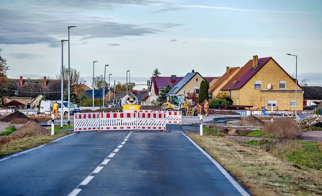 Bis der Kreisverkehr an der B 100 bei Bergwitz für den Verkehr freigegeben wird, dauert es noch. Autofahrer müssen sich gedulden.